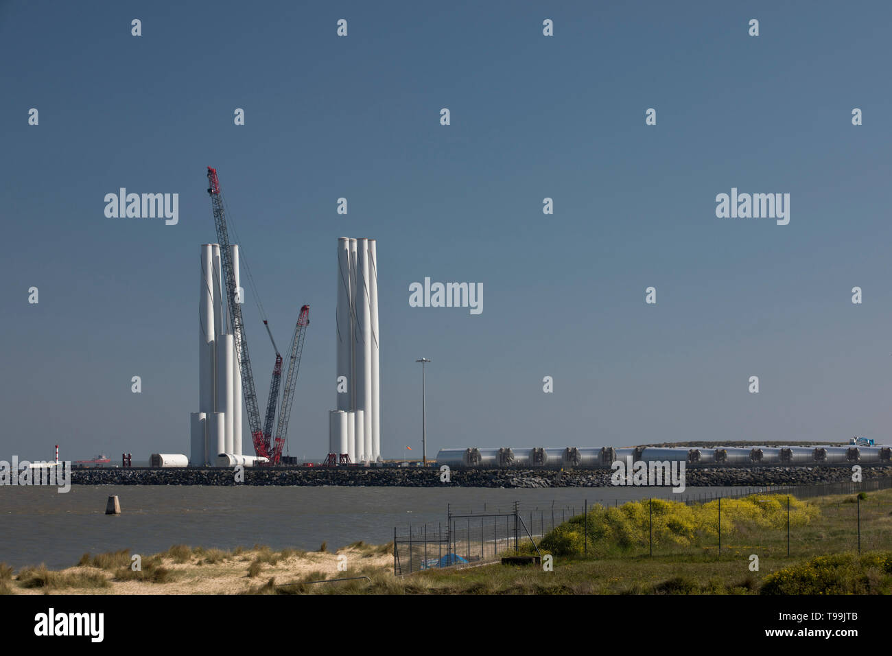 Offshore Wind Turbine bau Base in Great Yarmouth Außenhafen. Stockfoto