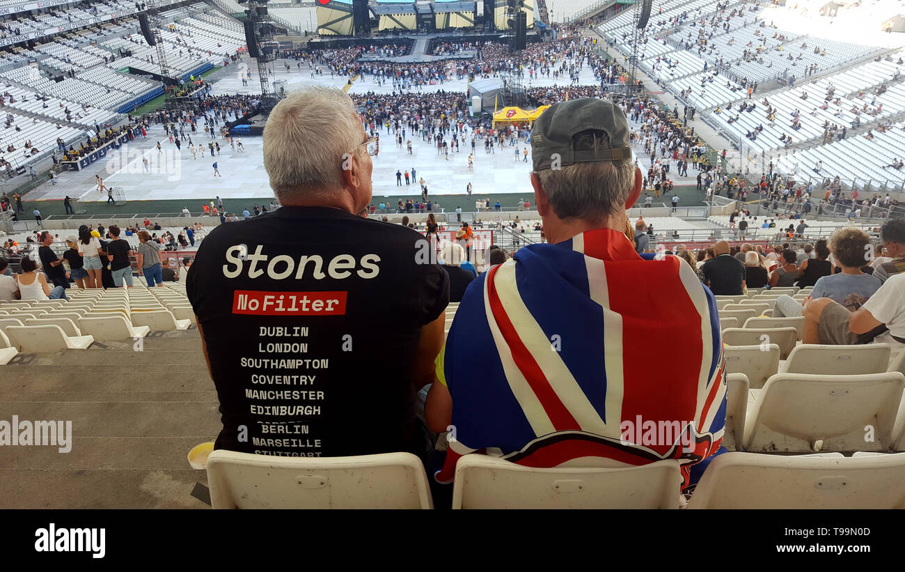 Rolling Stones Rock Musik Fans, eine mit der Union Jack Flagge drapiert, warten Sie, bis der Start von einem Konzert der Rolling Stones während der legendären Gruppe kein Filter Tour im Velodrome Stadion Marseille (26. Juni 2018) Stockfoto