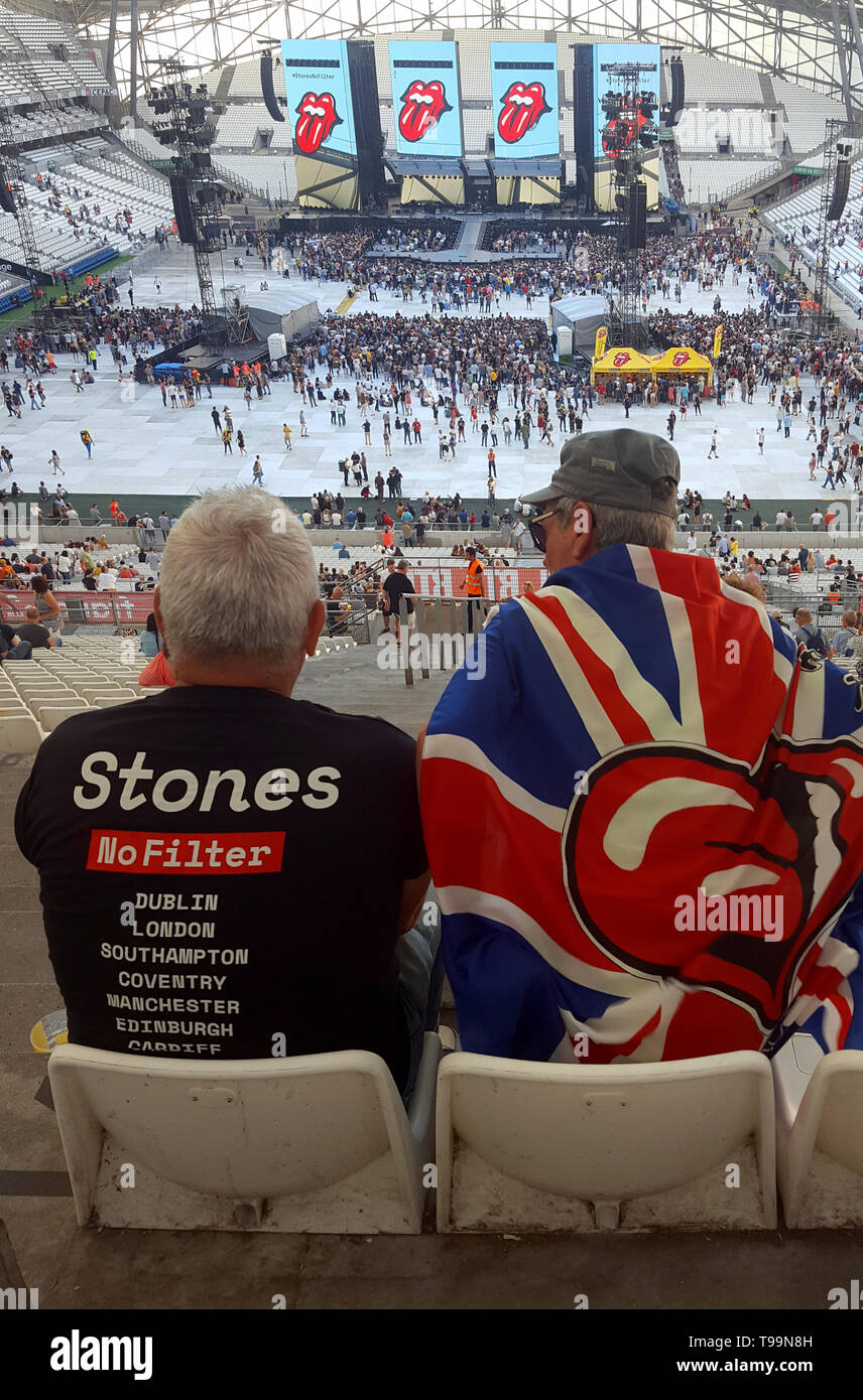 Rolling Stones Rock Musik Fans, eine mit der Union Jack Flagge drapiert, warten Sie, bis der Start von einem Konzert der Rolling Stones während der legendären Gruppe kein Filter Tour im Velodrome Stadion Marseille (26. Juni 2018) Stockfoto