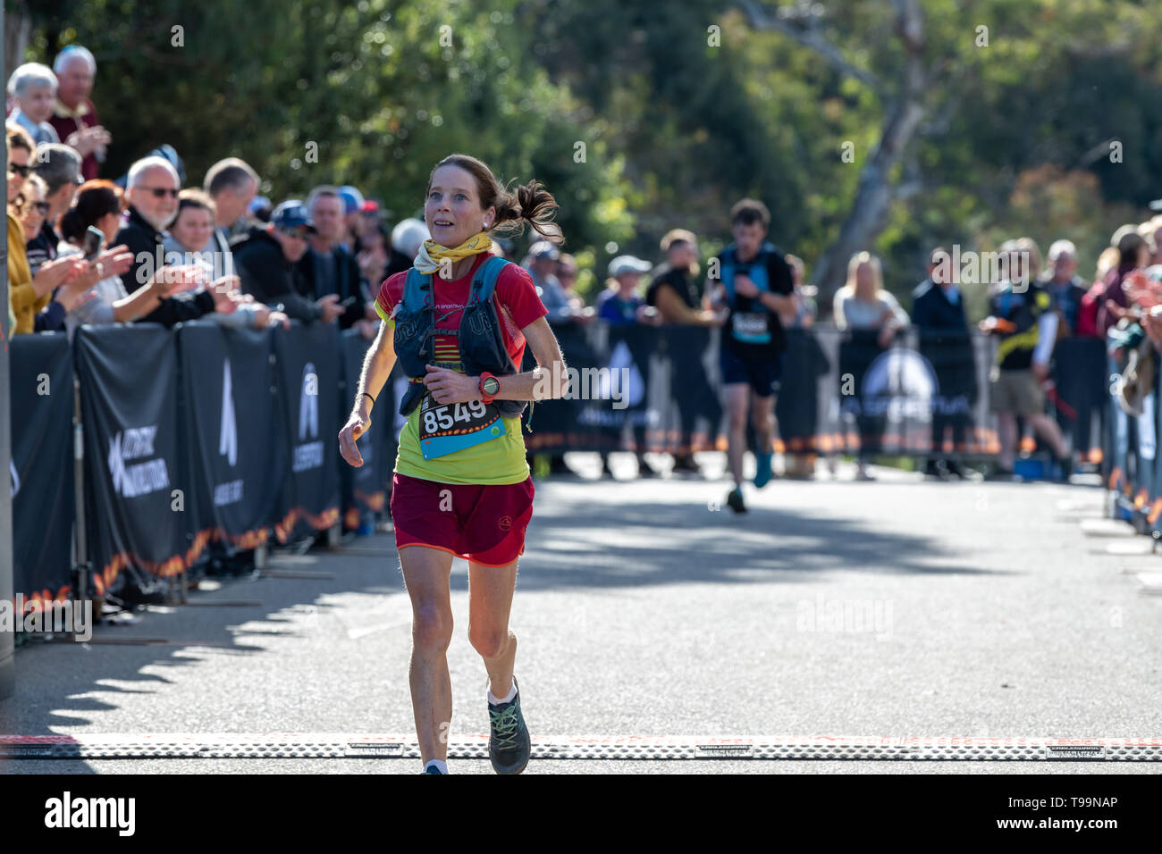 Blue Mountains, Australien - 16 April 2019: ultra-trail Australien UTA 11 Rennen. Runner Beth Cardelli, über alle Platz 2, an der Ziellinie. Stockfoto