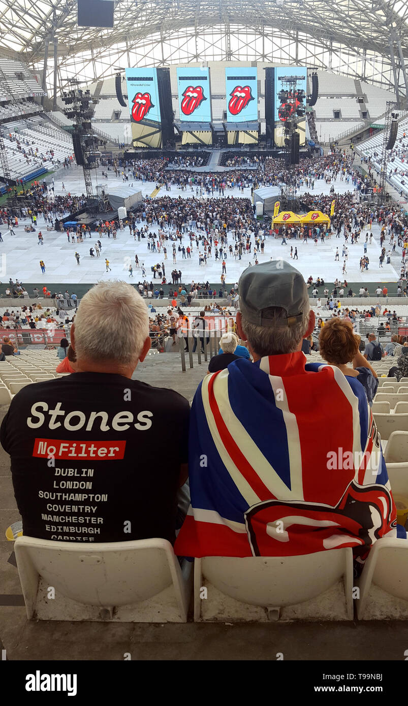 Rolling Stones Rock Musik Fans, eine mit der Union Jack Flagge drapiert, warten Sie, bis der Start von einem Konzert der Rolling Stones während der legendären Gruppe kein Filter Tour im Velodrome Stadion Marseille (26. Juni 2018) Stockfoto