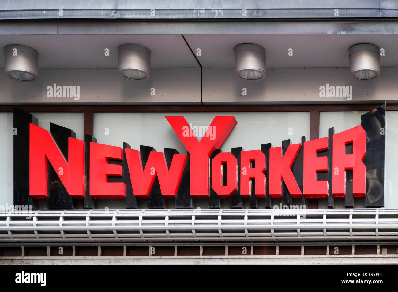 Kopenhagen, Dänemark - April 2, 2019: New Yorker Logo auf eine Wand. New Yorker ist ein deutscher Textileinzelhändler mit Sitz in Braunschweig. Stockfoto