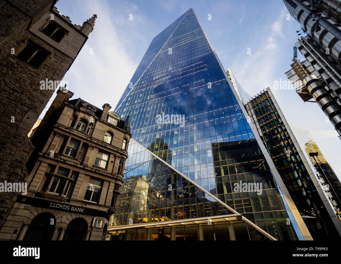 Wolkenkratzern in der "City" von London zu einem der führenden Zentren der globalen Finanzwirtschaft in prospektiven von unten. Stockfoto