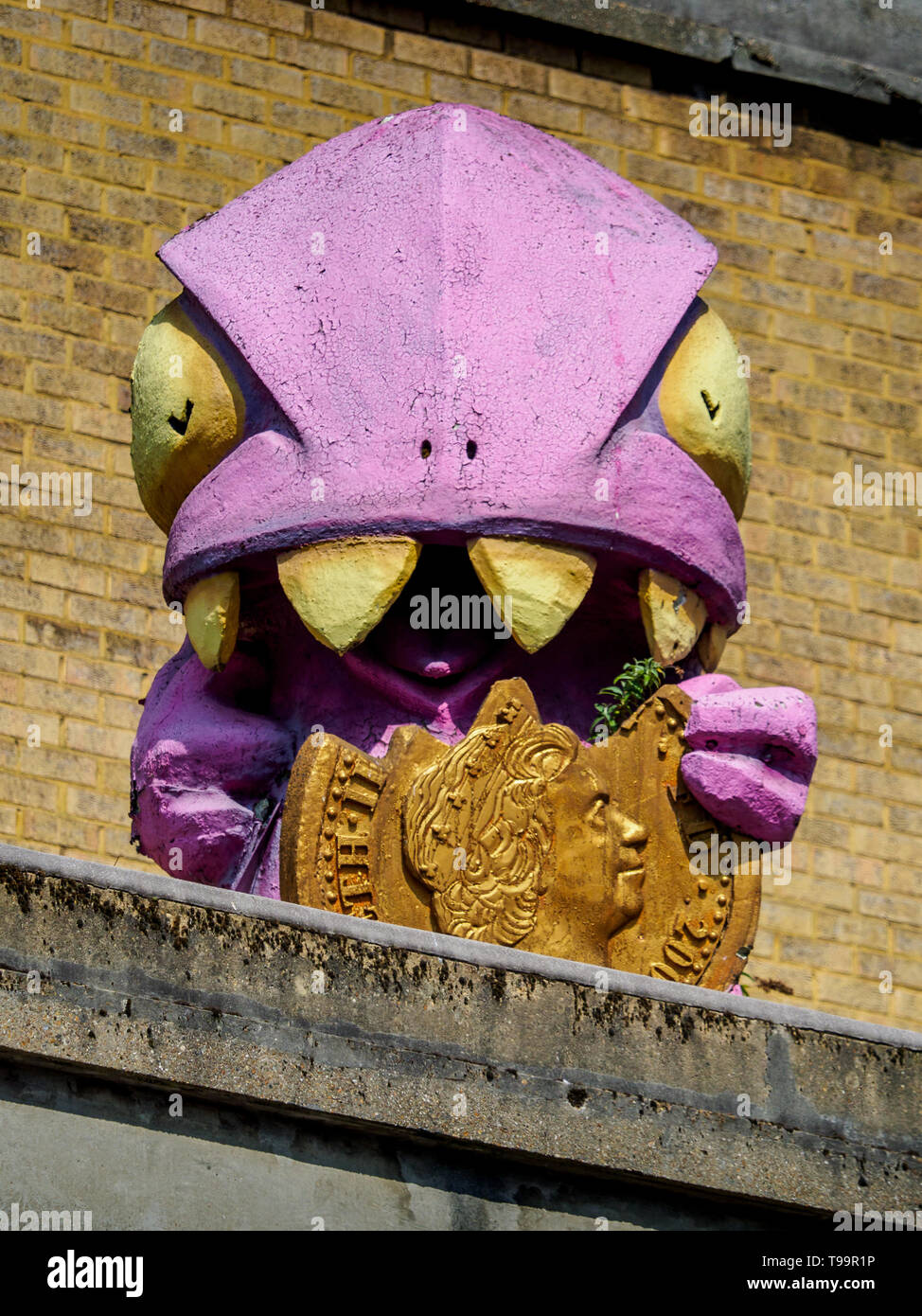 Britische Inflation britische Inflation - ein Monster frisst an einem pound Münze, Truman Brauerei, East London. Kredit Monster Crunch (Crunchy) von Ronzo 2009. Stockfoto