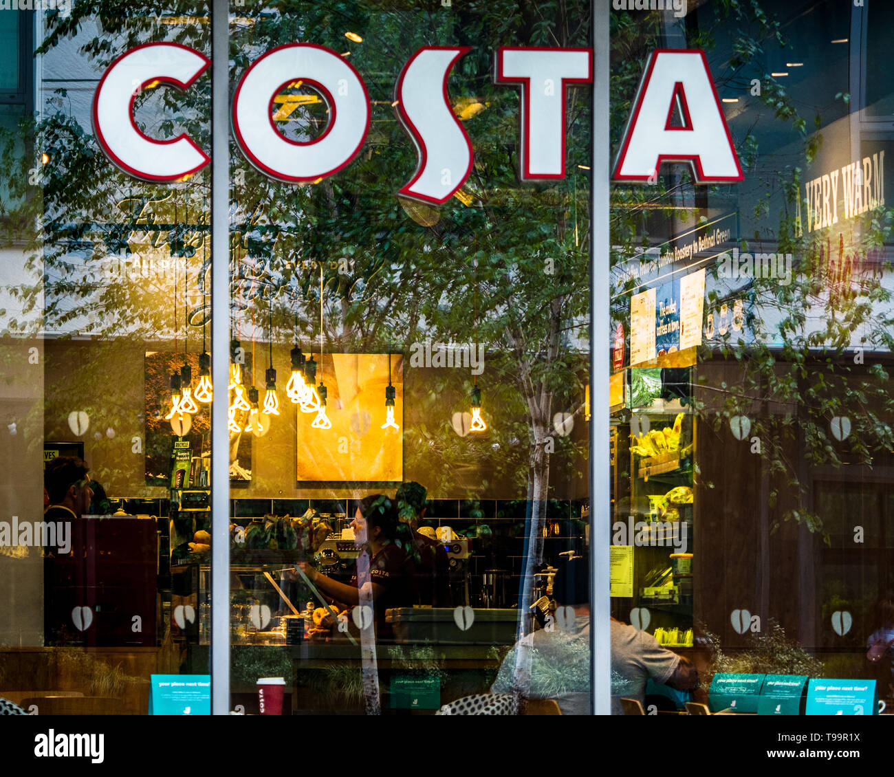 Costa Coffee Bar in London UK - Costa Es ist die 2. größte Kaffeehaus Kette in der Welt und der größten in Großbritannien. Durch die Coca Cola Company Stockfoto