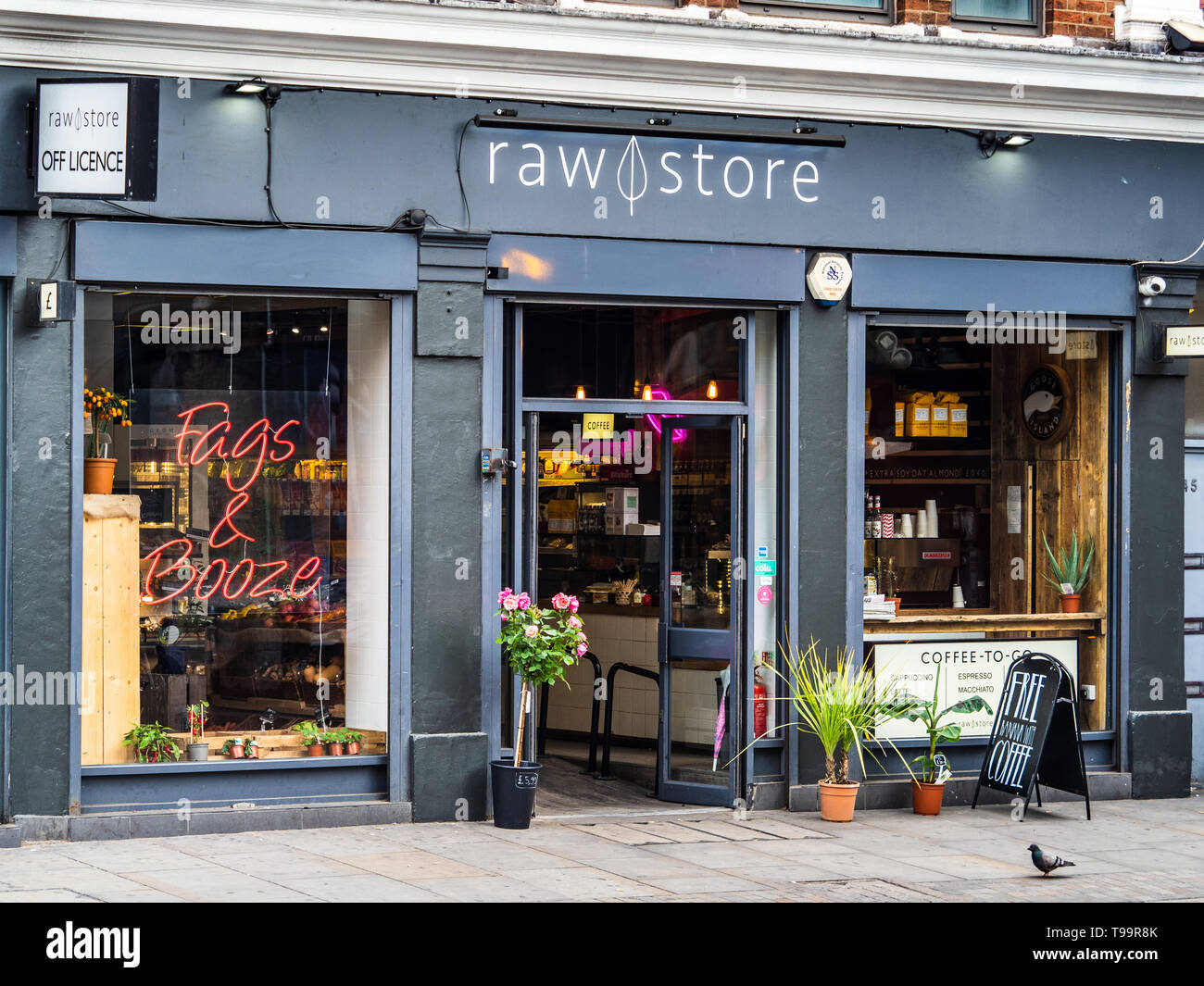 Raw speichern Shoreditch - eine organische unabhängige Shop auf einem ehemaligen NISA Ort auf der alten Straße, Fokussierung auf organische und einzigartige Produkte Stockfoto