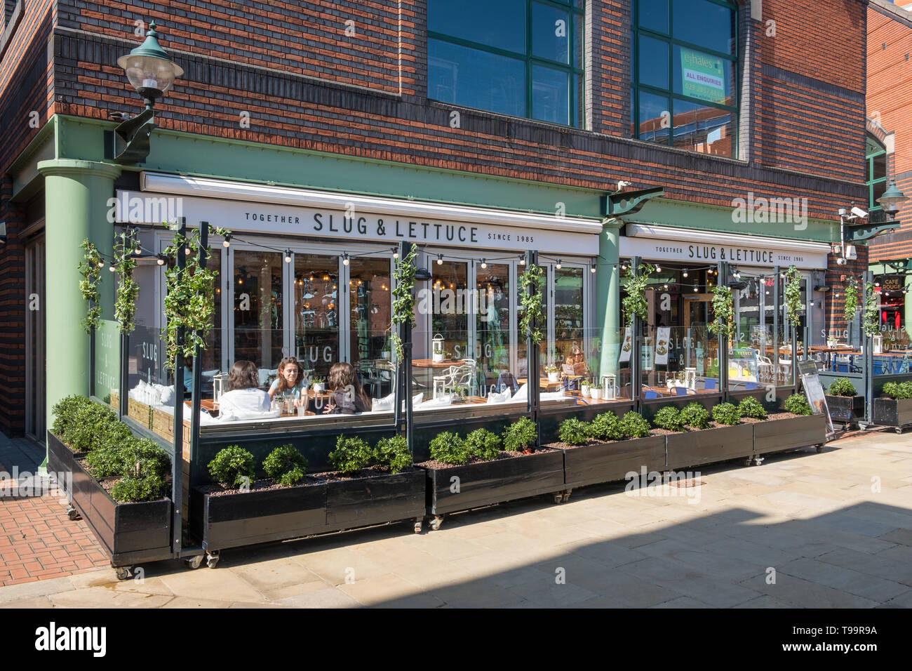 Außenbereich am Metallklumpen und Salat Bar und Pub in Brindley Place, Birmingham, Großbritannien Stockfoto