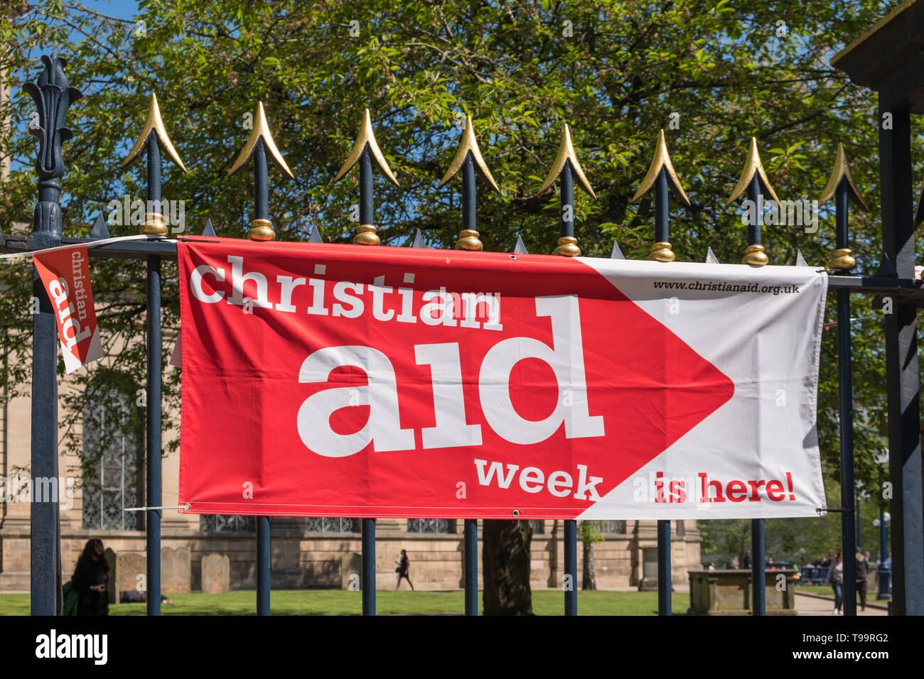 Christian Aid Woche Banner auf Geländer durch St Phillips Kathedrale in Birmingham, Großbritannien Stockfoto