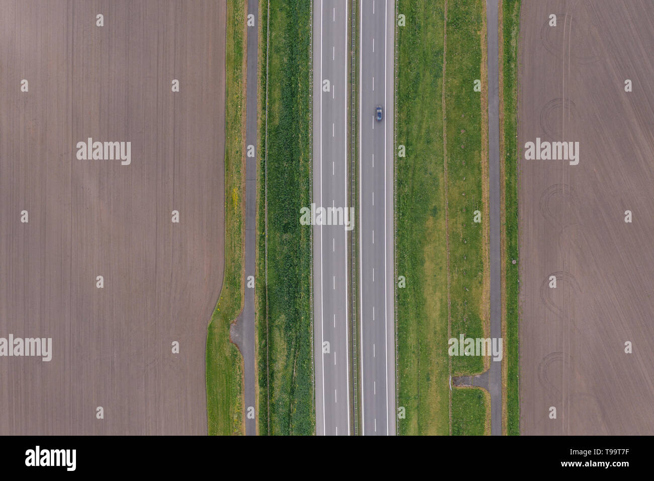 Luftaufnahme von einer Autobahn in Polen. Stockfoto