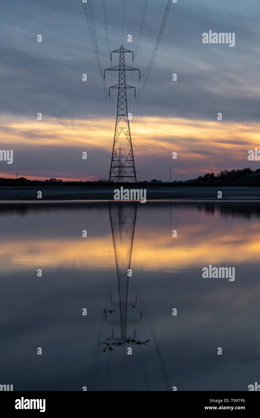 Pylon Reflexion über die Loughor Mündung Stockfoto