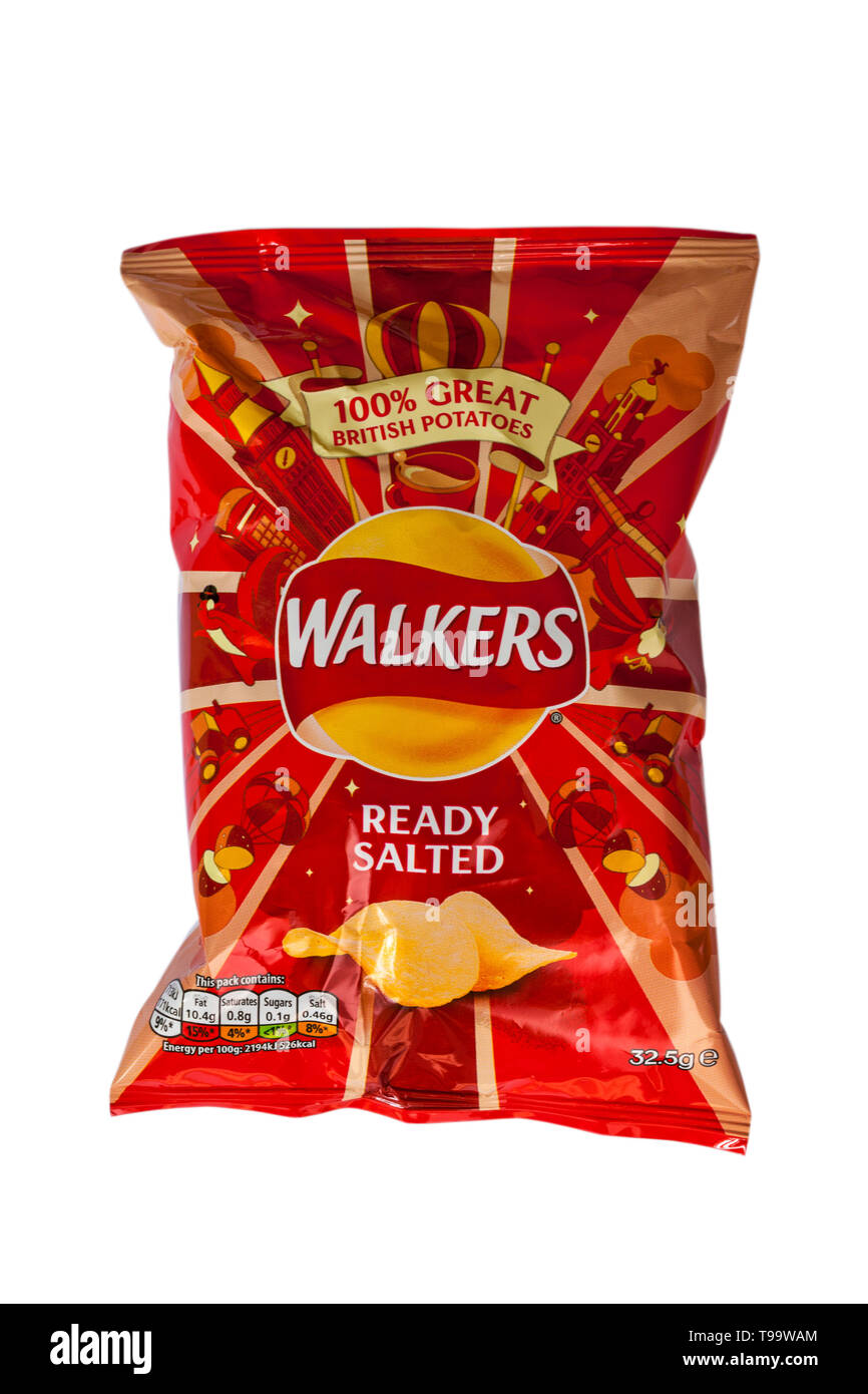 Paket der Wanderer bereit Gesalzene Chips 100% Große britische Kartoffeln isoliert auf weißem Hintergrund Stockfoto