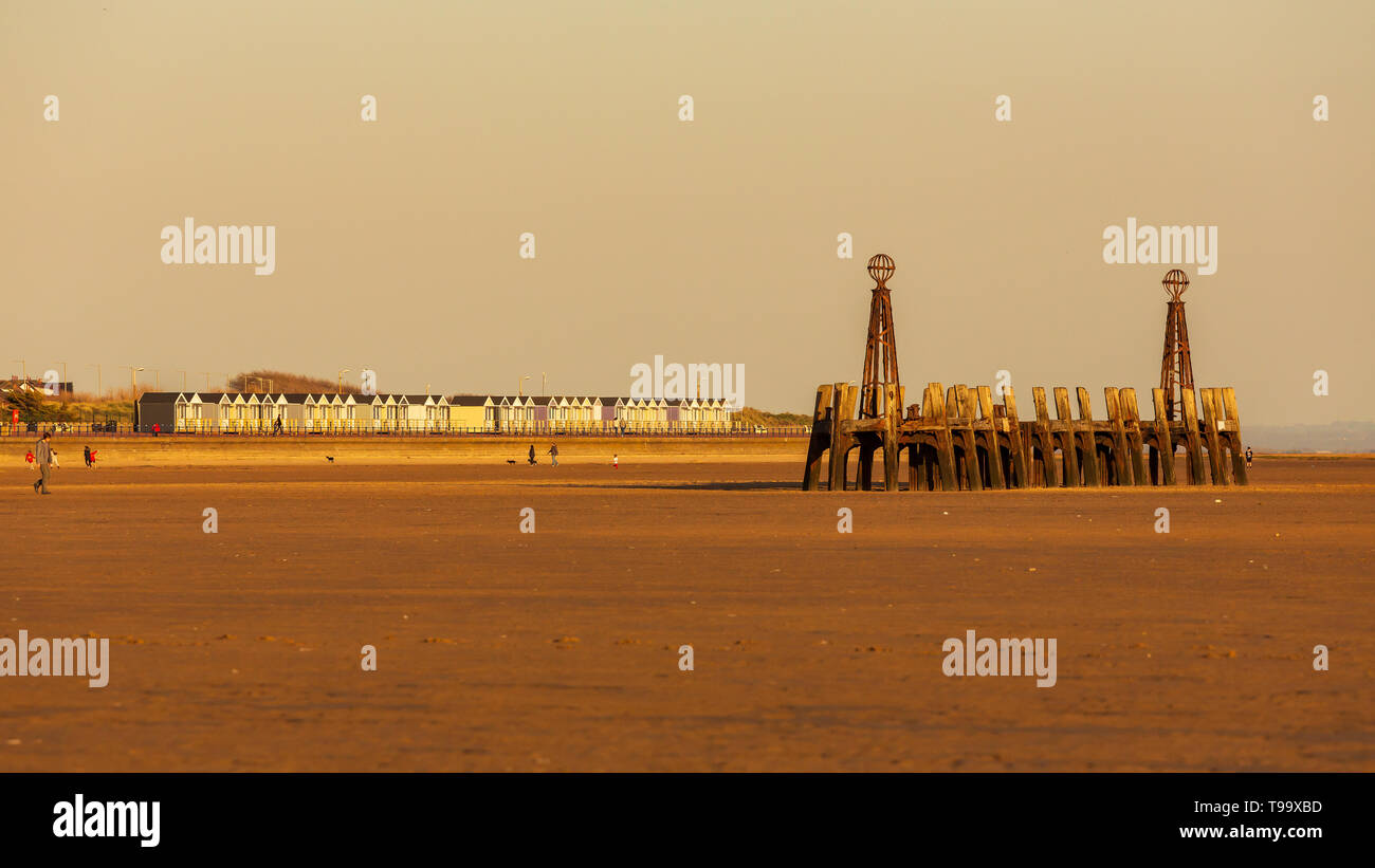 Der Strand in St Annes on Sea in der Abendsonne den Pier mit dem St Annes Strand Hütten im Hintergrund Stockfoto