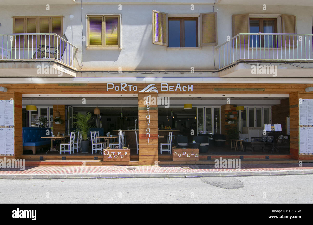 PORTO CRISTO, MALLORCA, SPANIEN - 16. MAI 2019: Porto Beach Restaurant vorne an einem sonnigen Tag am 16. Mai 2019 in Porto Cristo, Mallorca, Spanien. Stockfoto