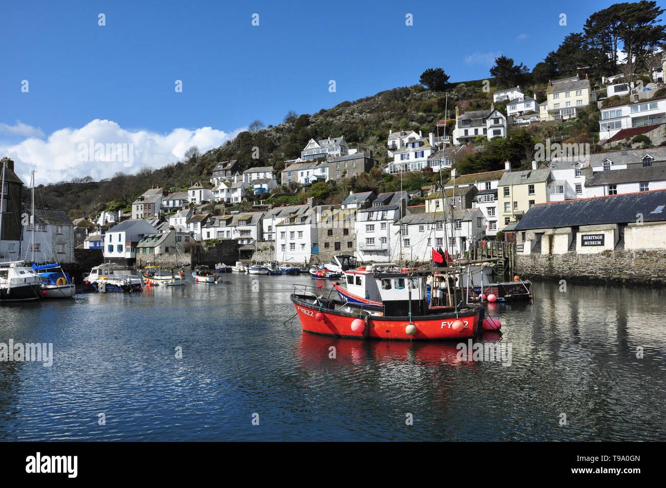 Boote im kleinen Hafen von Polperro, Cornwall, England, Großbritannien Stockfoto