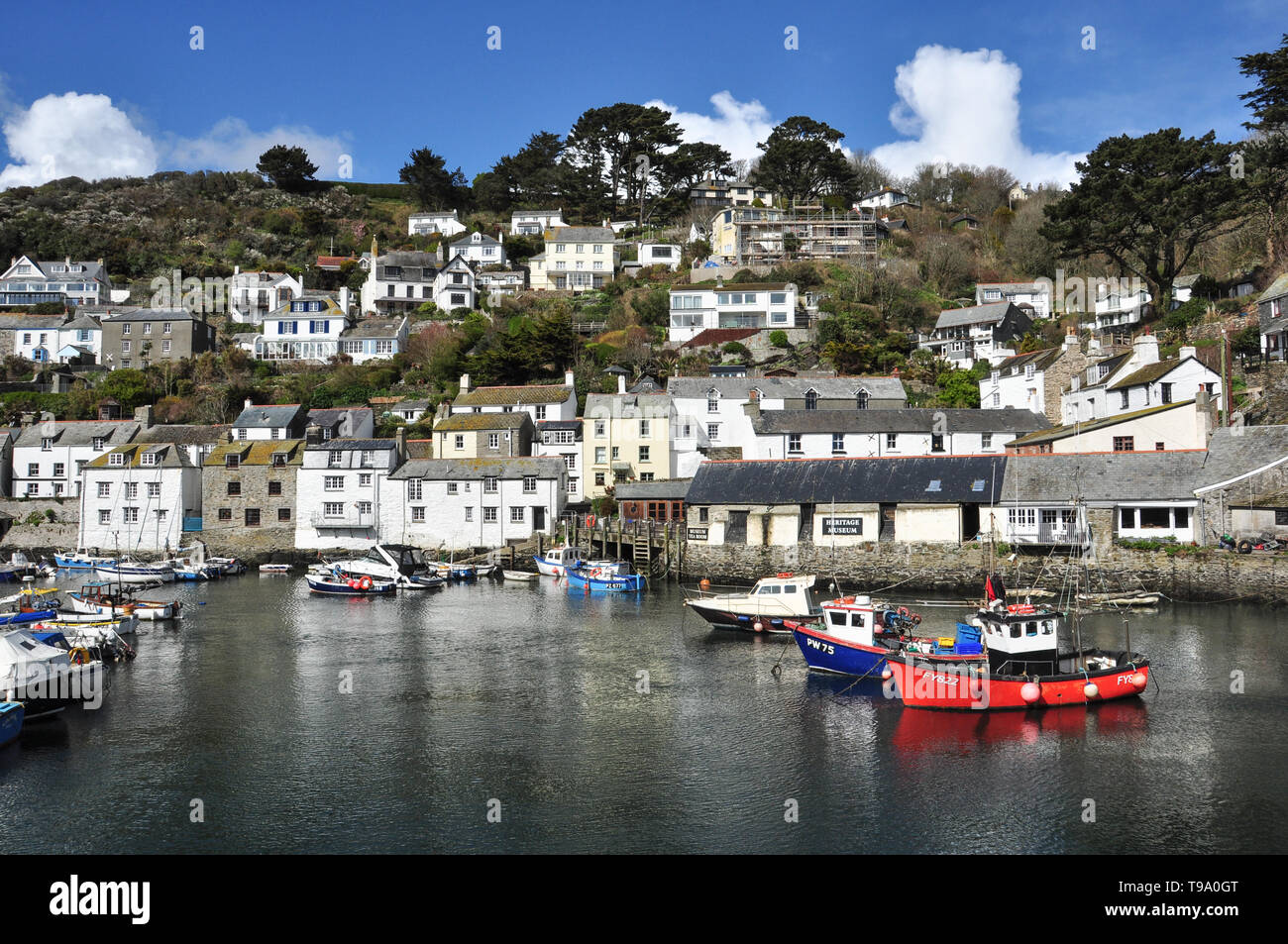 Boote im kleinen Hafen von Polperro, Cornwall, England, Großbritannien Stockfoto