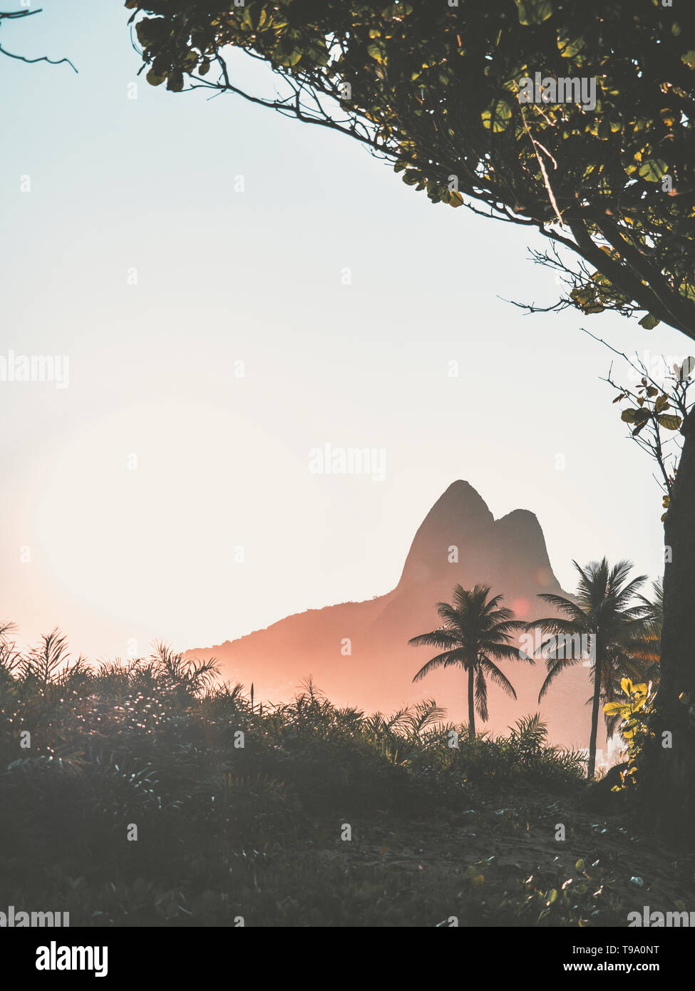 Rio de Janeiro Sonnenuntergang. Perfekte goldene Stunde in Ipanema. Brasilien. Stockfoto