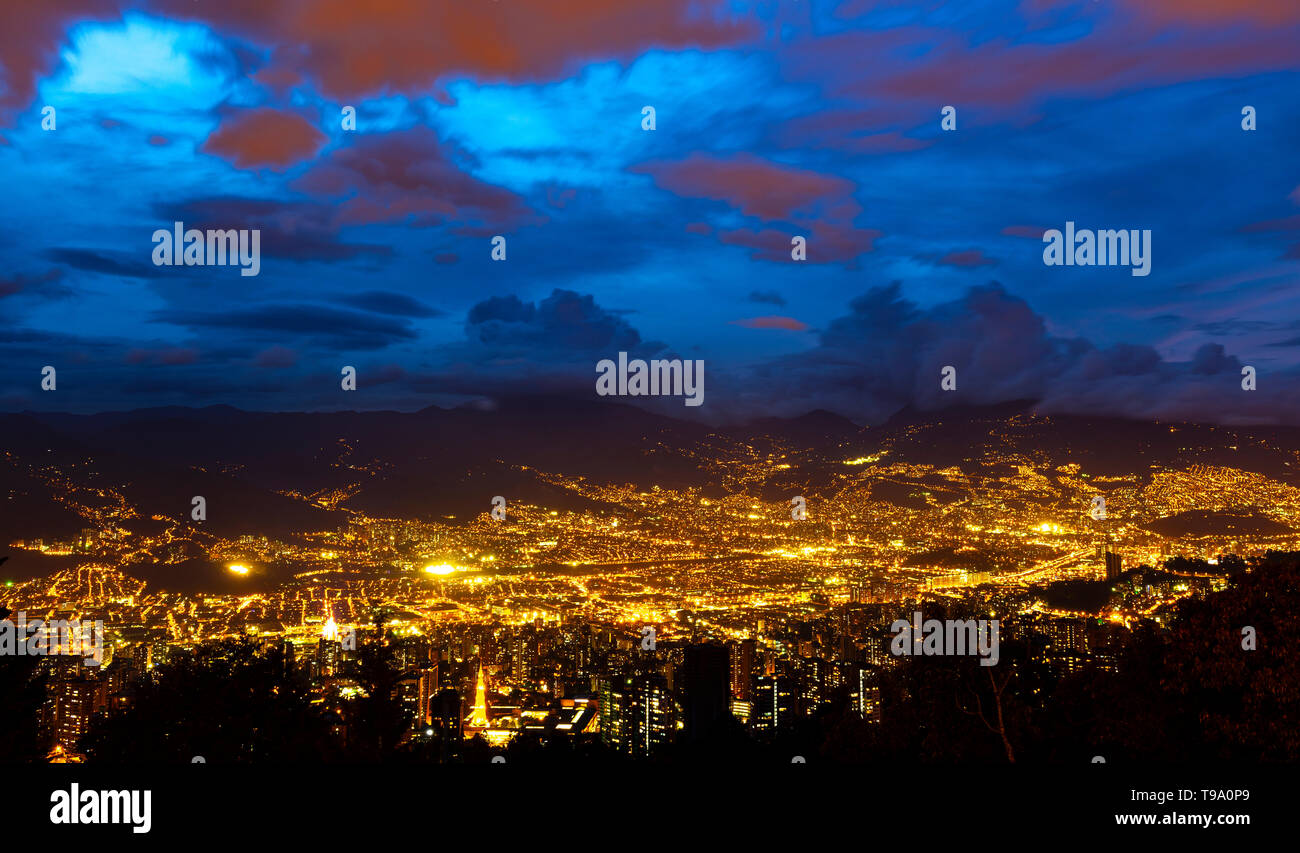 Panoramablick auf die Nacht Stadtbild und lange Belichtung von Medellin Stadt in einem Tal der Anden, Departement Antioquia, Kolumbien. Stockfoto