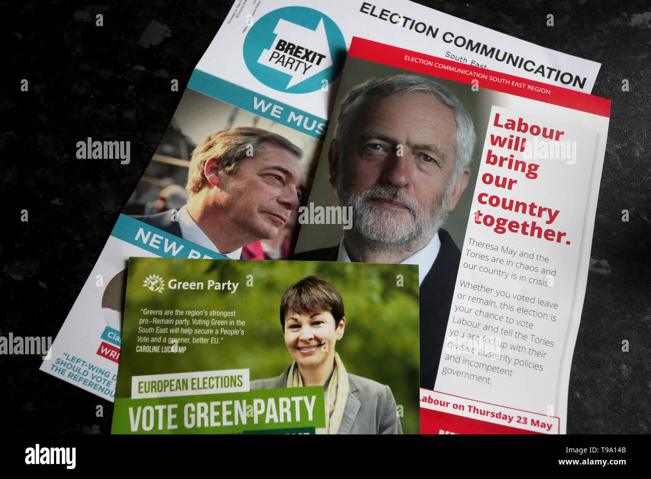 Allgemeine Ansichten der Kampagne Broschüren über der Eingangstür im Auftrag der Arbeits-, Grün- und Brexit Parteien, Chichester, Großbritannien. Stockfoto