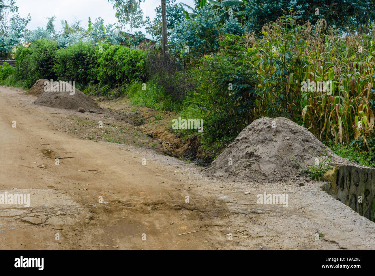 Gebäude sand gegraben, aus einem Fluss und gehäuft in Stapel zum Verkauf für den Bau am Rande der Piste in einem Dorf in Malawi Stockfoto