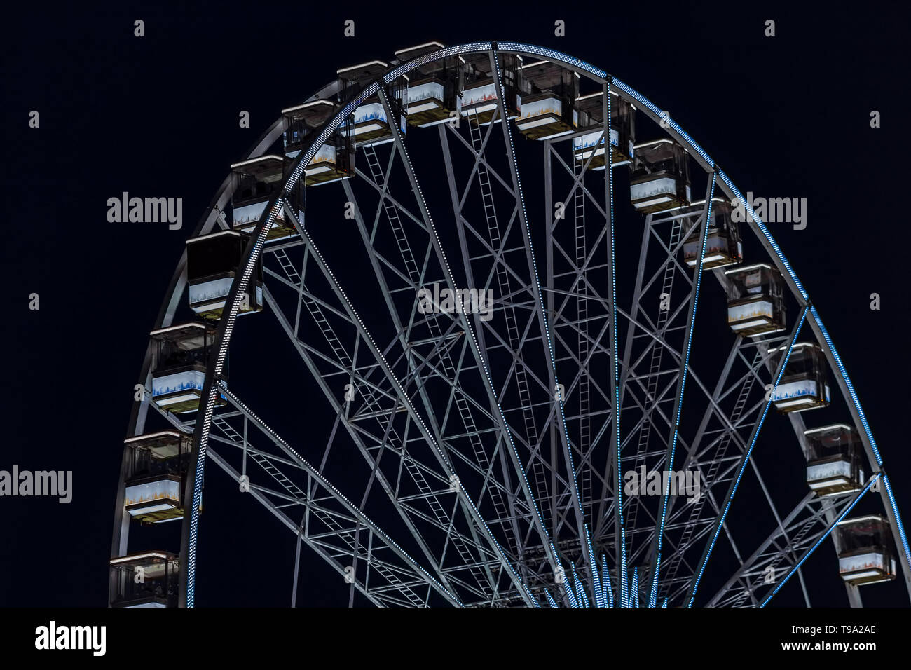 Vergnügungspark in der Nacht - Riesenrad in Bewegung Stockfoto