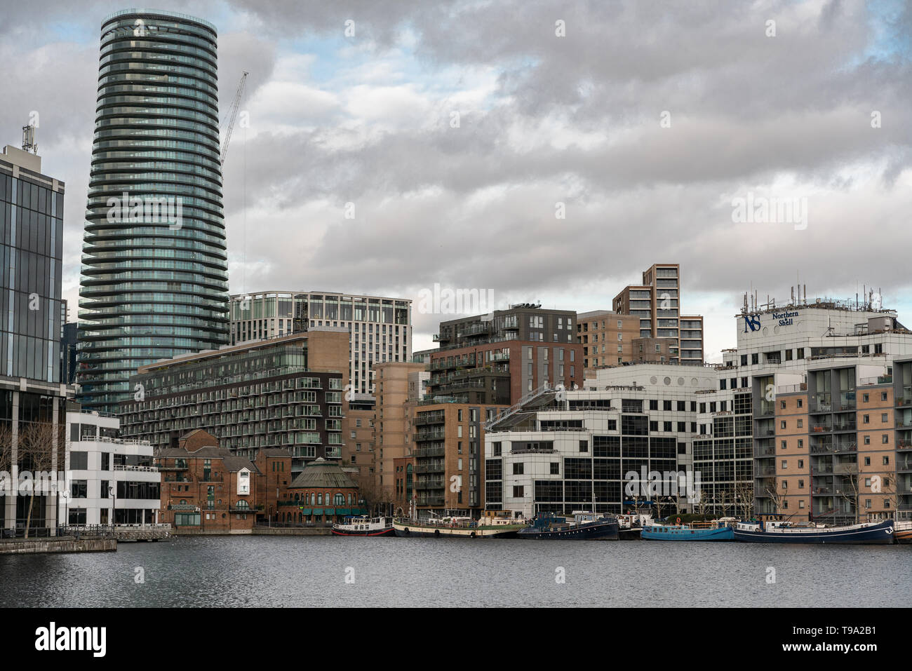 London, Großbritannien - 05.März 2019: Wohnungen und Häuser entlang der Ufer von Canary Wharf, beaufsichtigen River Side Apartments. Stockfoto