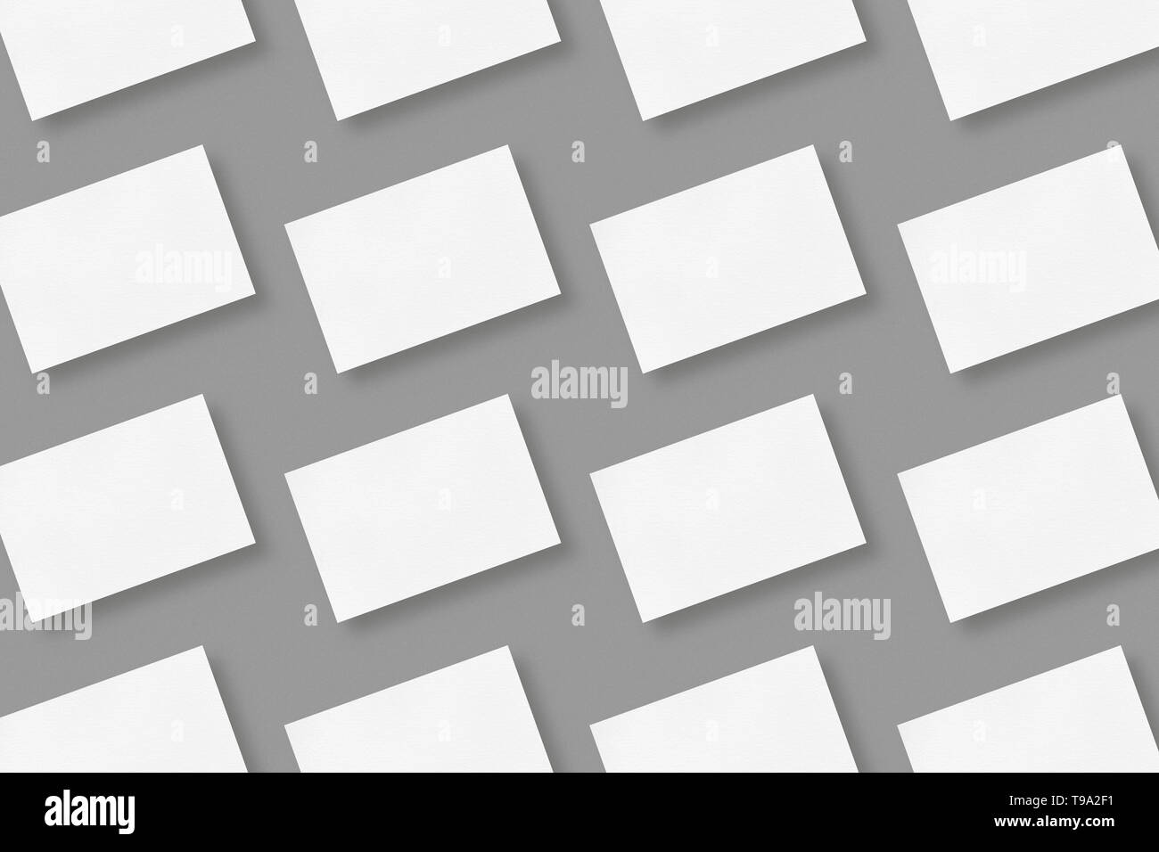 Weiße leere horizontalen Geschäft Karten in Reihen auf der grauen Farbe Hintergrund angeordnet, geometrische Visitenkarte mockup mit Kopie Raum Stockfoto