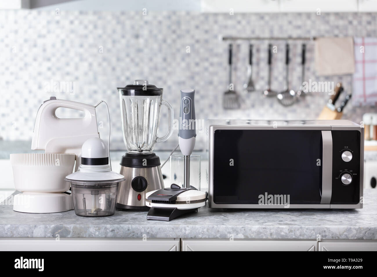 Satz Home Appliance auf der Küchenarbeitsplatte Stockfoto