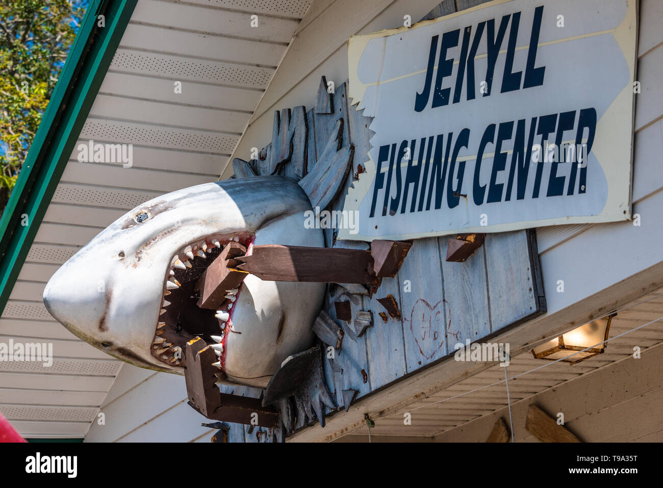 Jekyll Zentrum der Fischerei an der Jekyll Island Pier auf Jekyll Island, Ga bietet Köder & angehen, nautische Geschenke, Strand & Angeln mieten und Ausflüge. Stockfoto