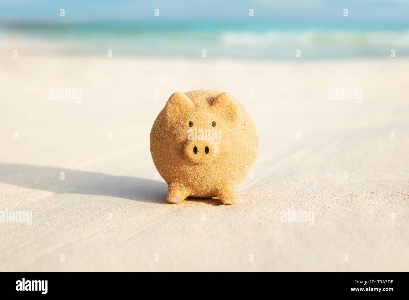 In der Nähe von Kunststoff Grün Schaufel und Huckepack mit Sand am Strand Stockfoto