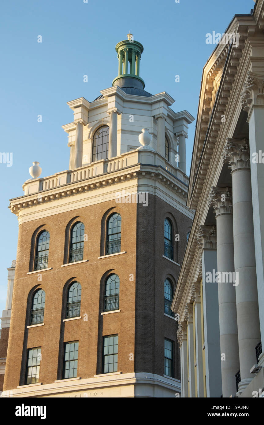 Moderner Luxus Apartments, kunstvoll in einem Neuen Klassischen Stil gestaltet. Der Turm der neuen Royal Pavilion in Königin Mutter Square, Poundbury, Dorset. Stockfoto