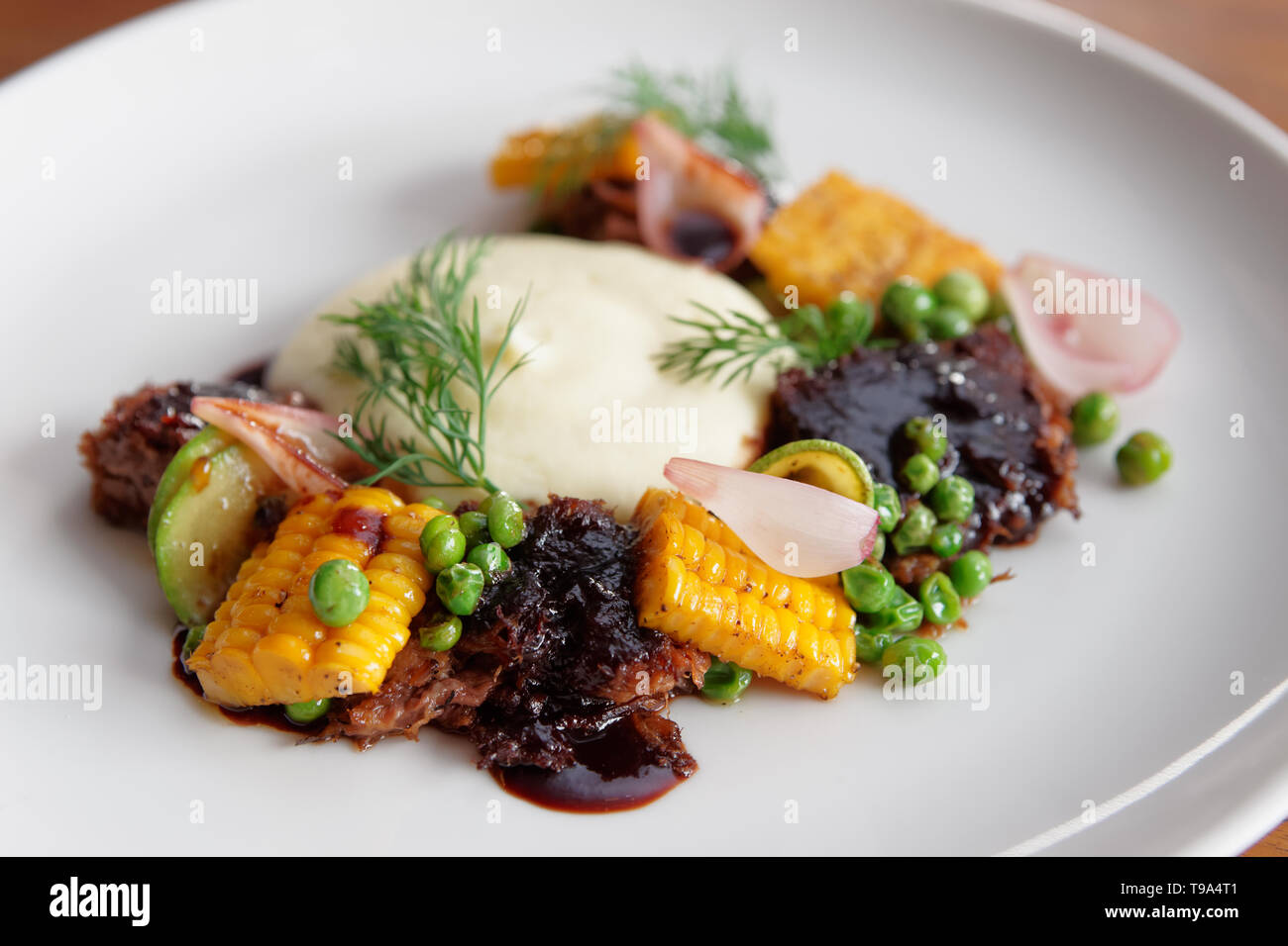 Zog Schweinefleisch mit gegrilltem Gemüse und Kartoffelbrei, close-up Stockfoto