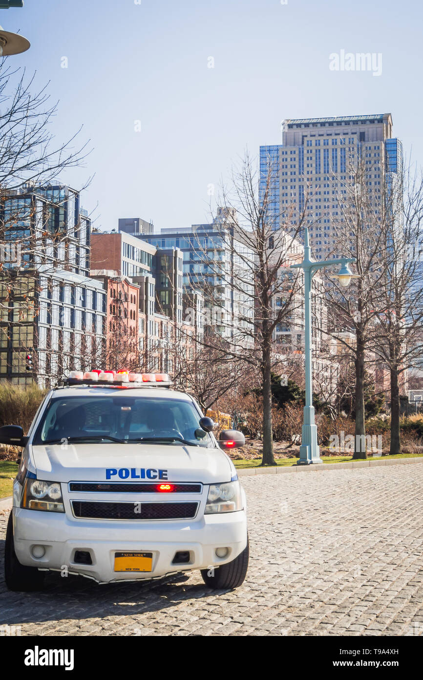 Untere New York Cityscape vom Hudson River Docks mit einem Polizeiauto NYPD Stockfoto