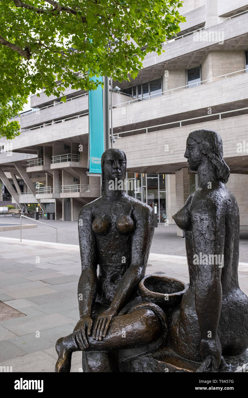 Statuen außerhalb des National Theatre in London. Stockfoto