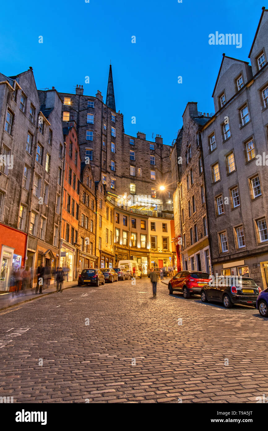 Bunte Victoria Street in Edinburgh, Schottland bei Nacht Stockfoto