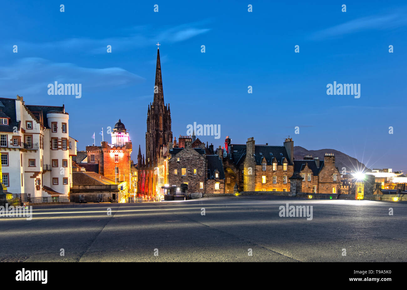 Blick auf die Esplanade und die Nabe in Edinburgh, Schottland bei Nacht Stockfoto