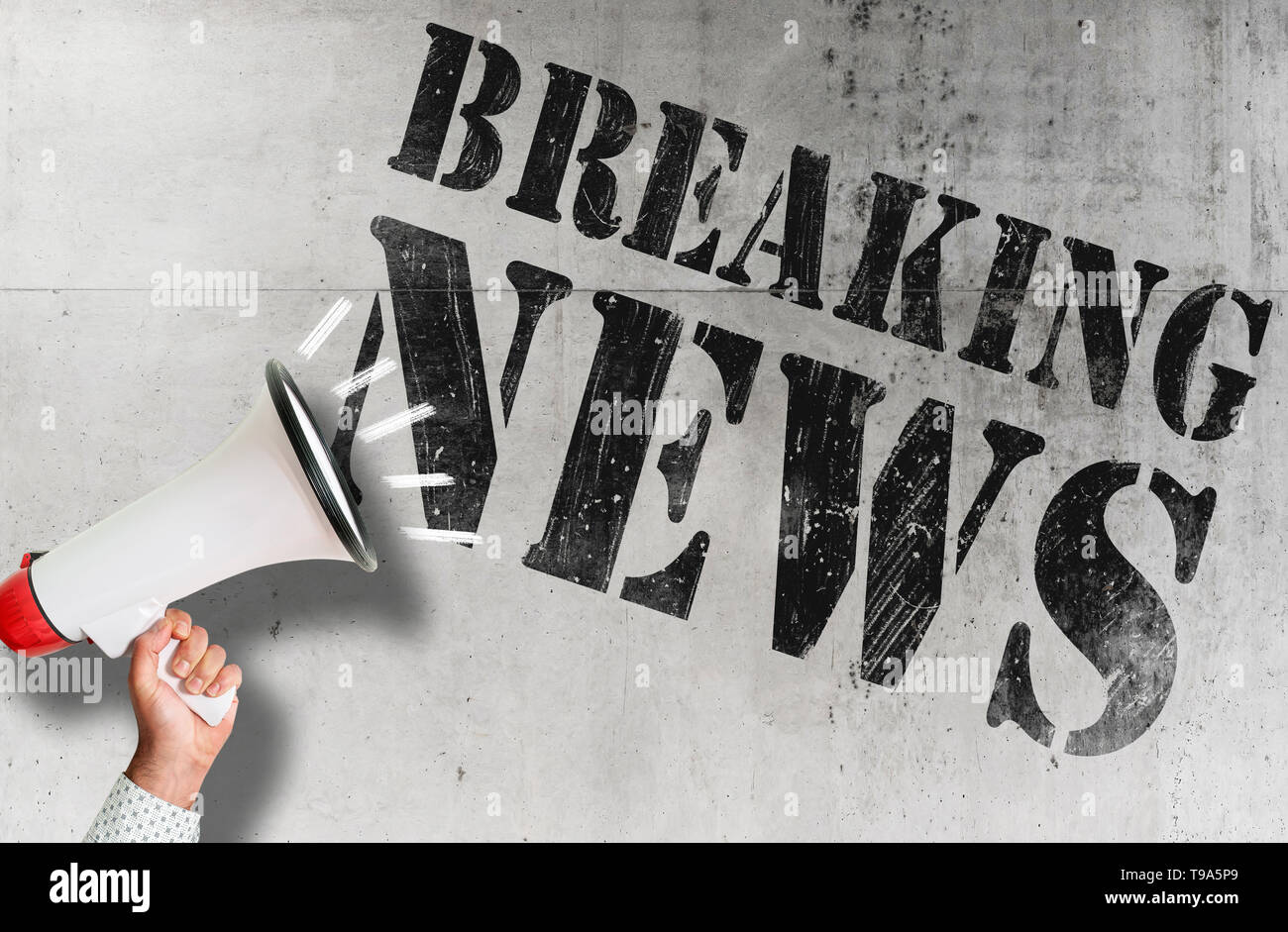 Hand Megaphon gegen Betonmauer mit Text von Nachrichten Stockfoto