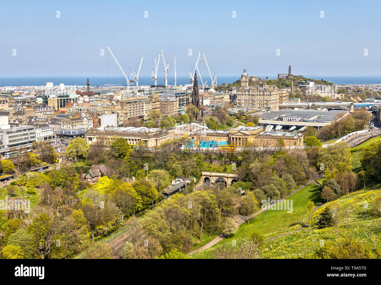 Luftaufnahme über die Princes Street und Edinburgh Stockfoto