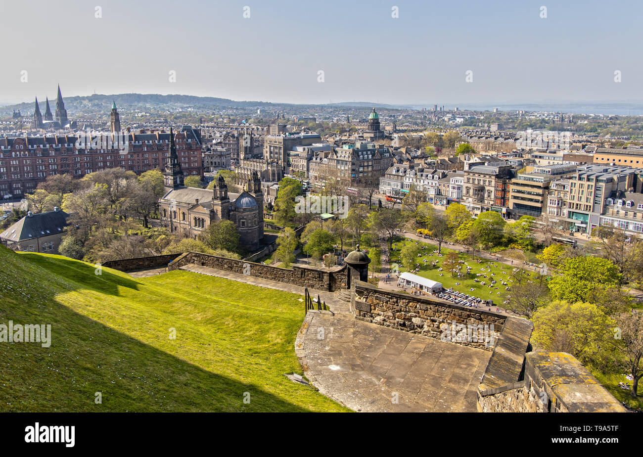 Luftaufnahme über die Princes Street und Edinburgh Stockfoto