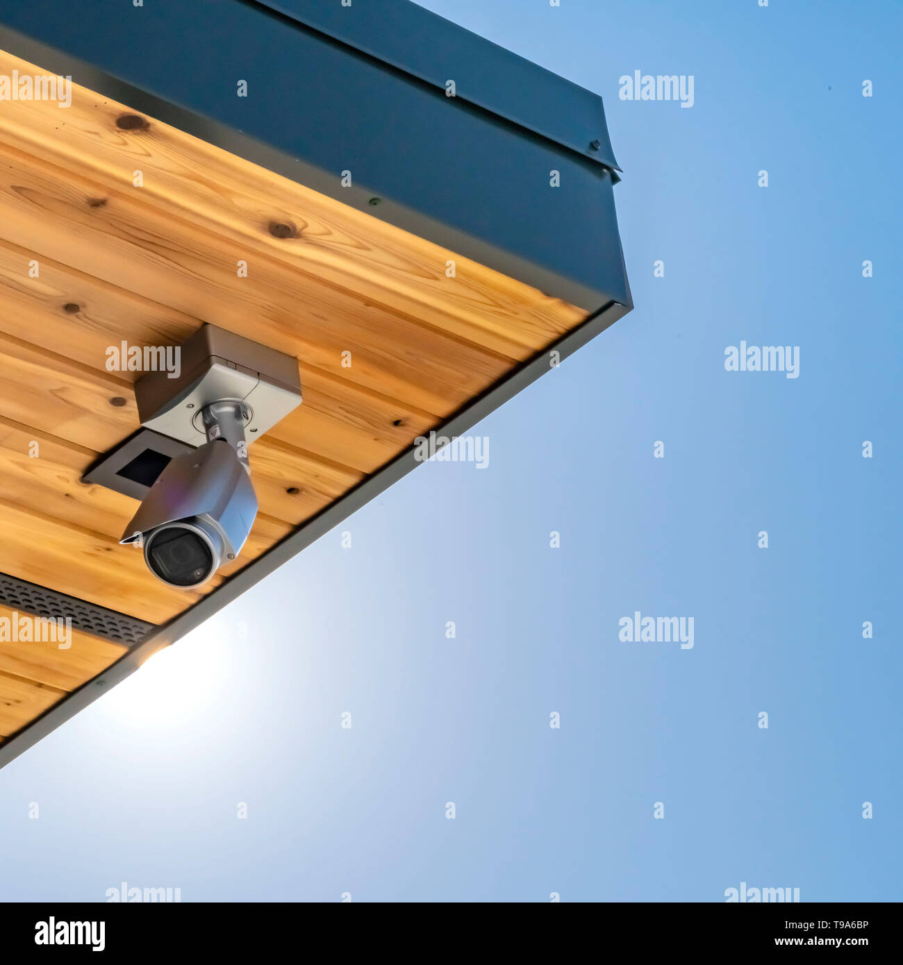 Klar Quadrat Home mit Sicherheit Kamera auf der hölzernen Unterseite auf dem Dach installiert Stockfoto