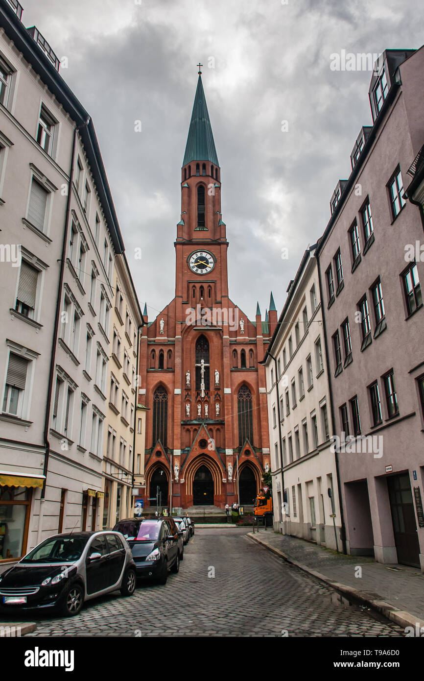 Die Kirche St. Johannes der Täufer ist eine römisch-katholische Kirche im Münchner Stadtteil Haidhausen. Stockfoto