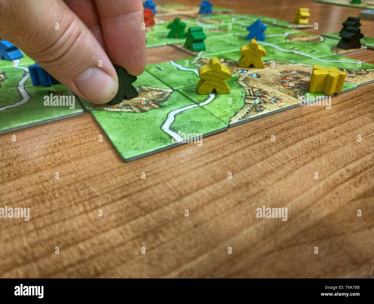 Turin, Piemont, Italien. Mai 2019. Strategy board Spiel, Satz von der mittelalterlichen Stadt Carcassonne in Frankreich inspiriert. Die Spieler bewegen sich rund um den Bereich t Stockfoto