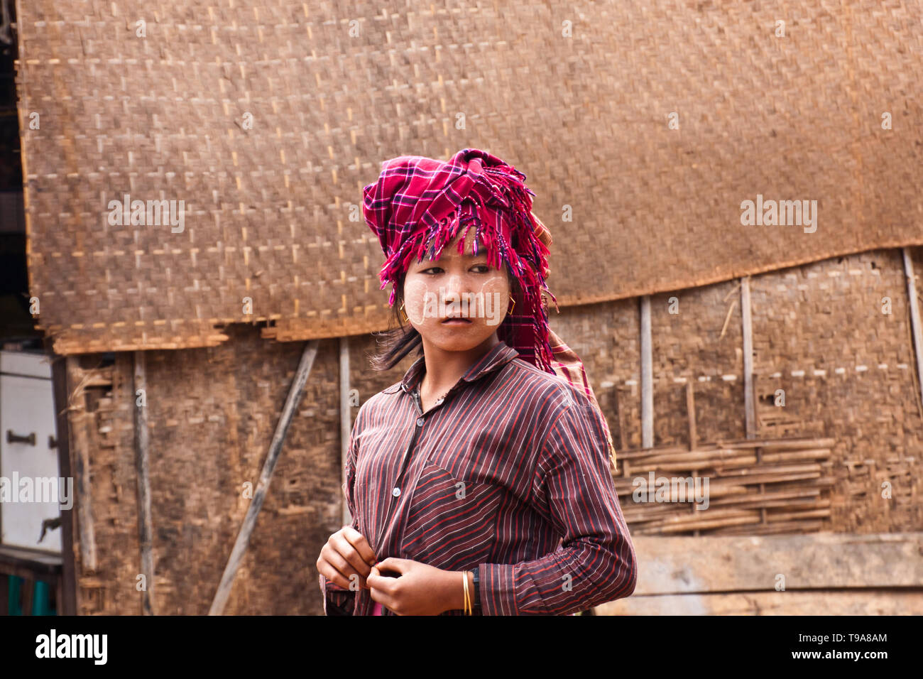 Eine junge Frau aus Burma Shan Menschen tragen die traditionelle Kopfbedeckung. Myanmar, Dezember 2011. Stockfoto