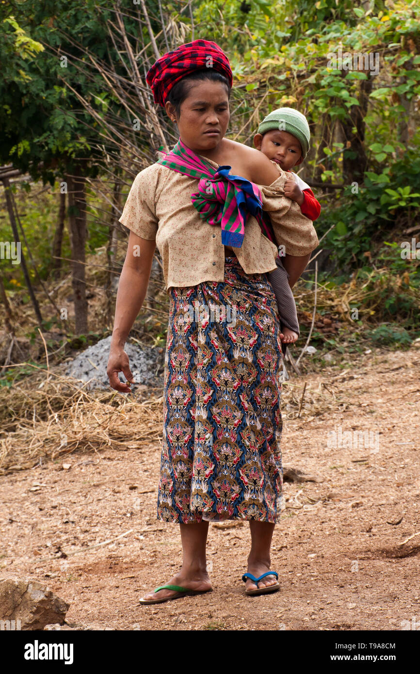 Eine junge Frau des Shan Personen mit einem Baby. Myanmar, Dezember 2011. Stockfoto