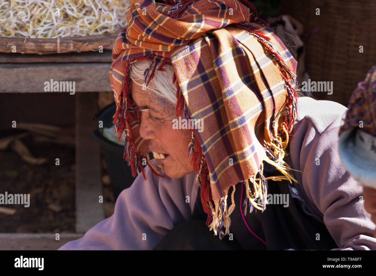 Eine ältere burmesische Frau von Shan Menschen tragen den traditionellen Kopfschmuck. Myanmar, Dezember 2011. Stockfoto