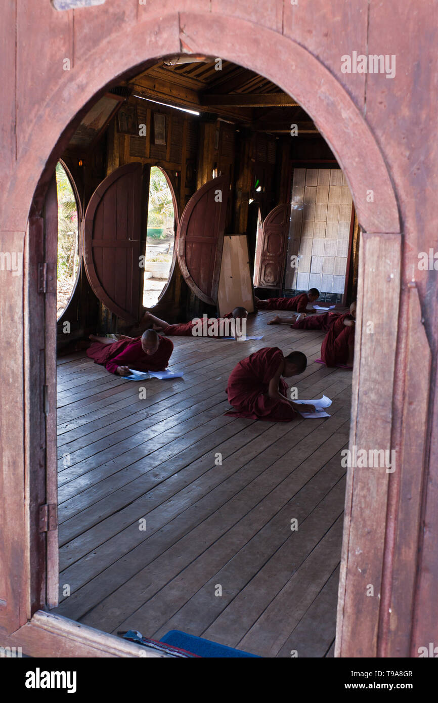 Junge buddhistische Mönche eine Prüfung im Kloster, Myanmar, Dezember 2011. Stockfoto