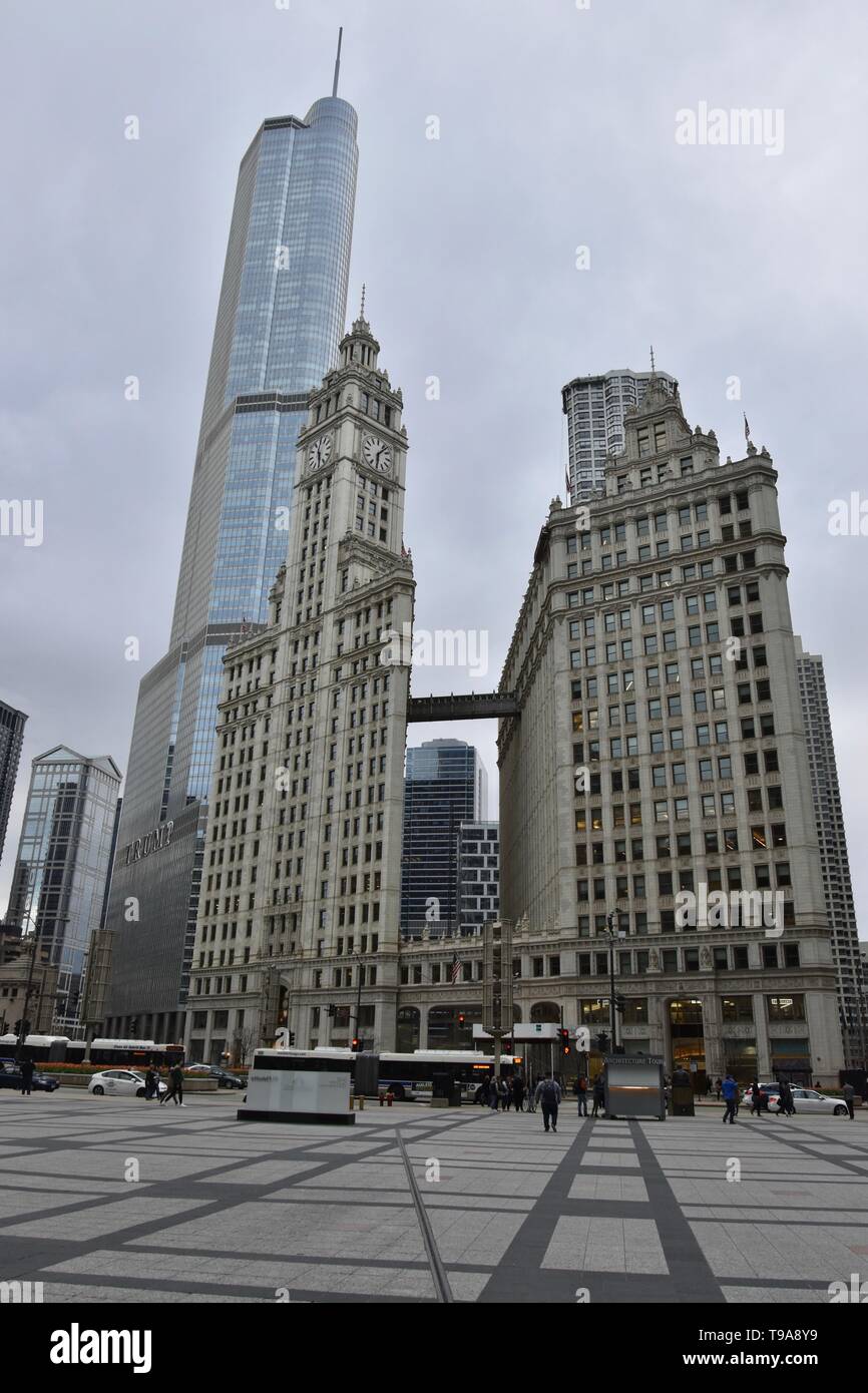 Chicago's Iconic Wrigley Gebäude entlang des Chicago River in der Nähe von North Seite gegenüber der Chicago Tribune Gebäude auf der Magnificent Mile, IL Stockfoto