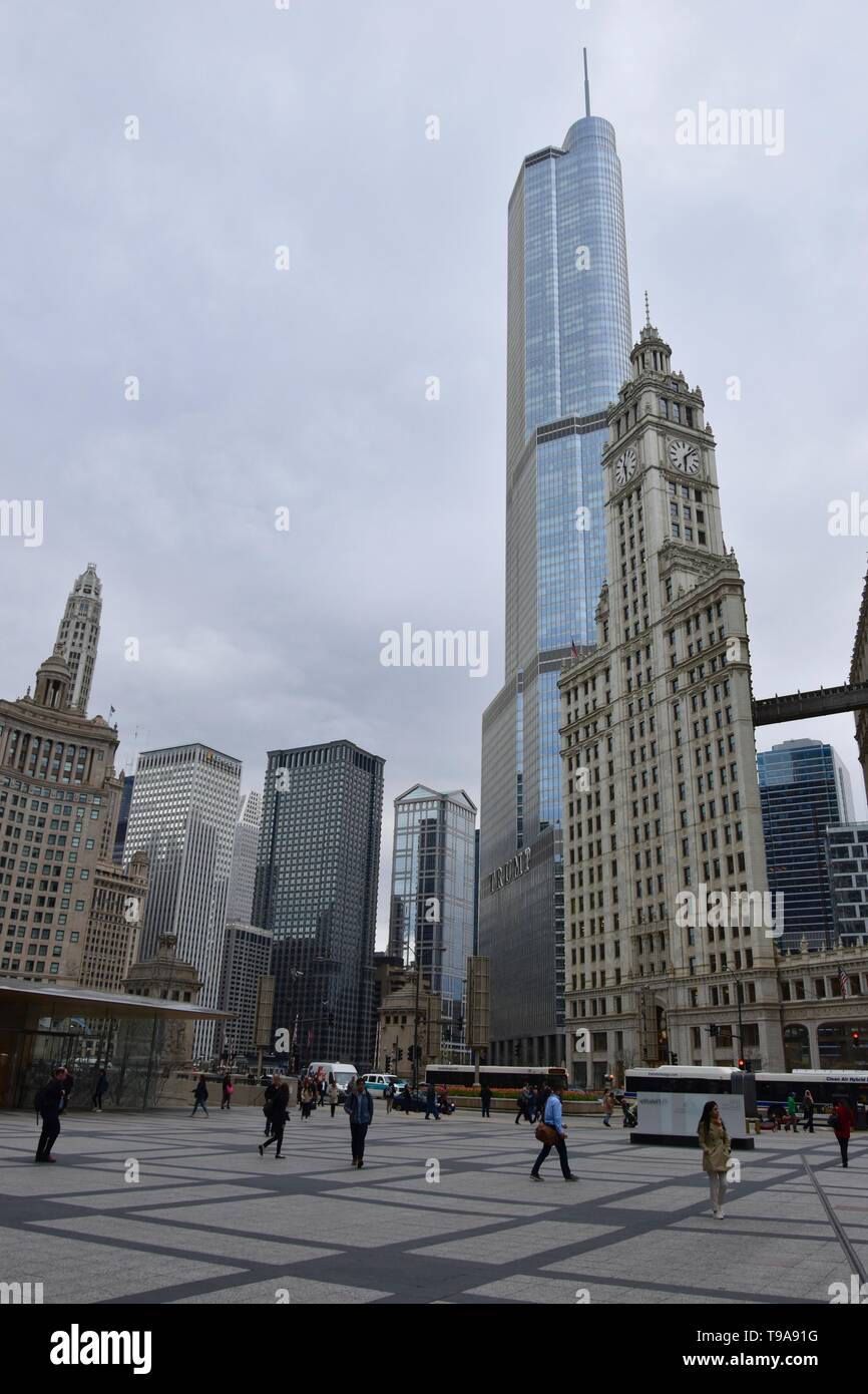 Chicago's Iconic Wrigley Gebäude entlang des Chicago River in der Nähe von North Seite gegenüber der Chicago Tribune Gebäude auf der Magnificent Mile, IL Stockfoto