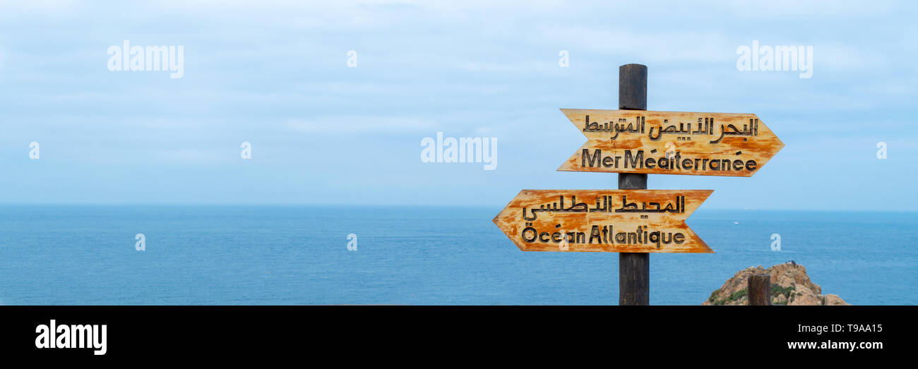 Anzeichen der Ort, wo der Atlantik das Mittelmeer in der Nähe von Tanger, Marokko verbindet Stockfoto