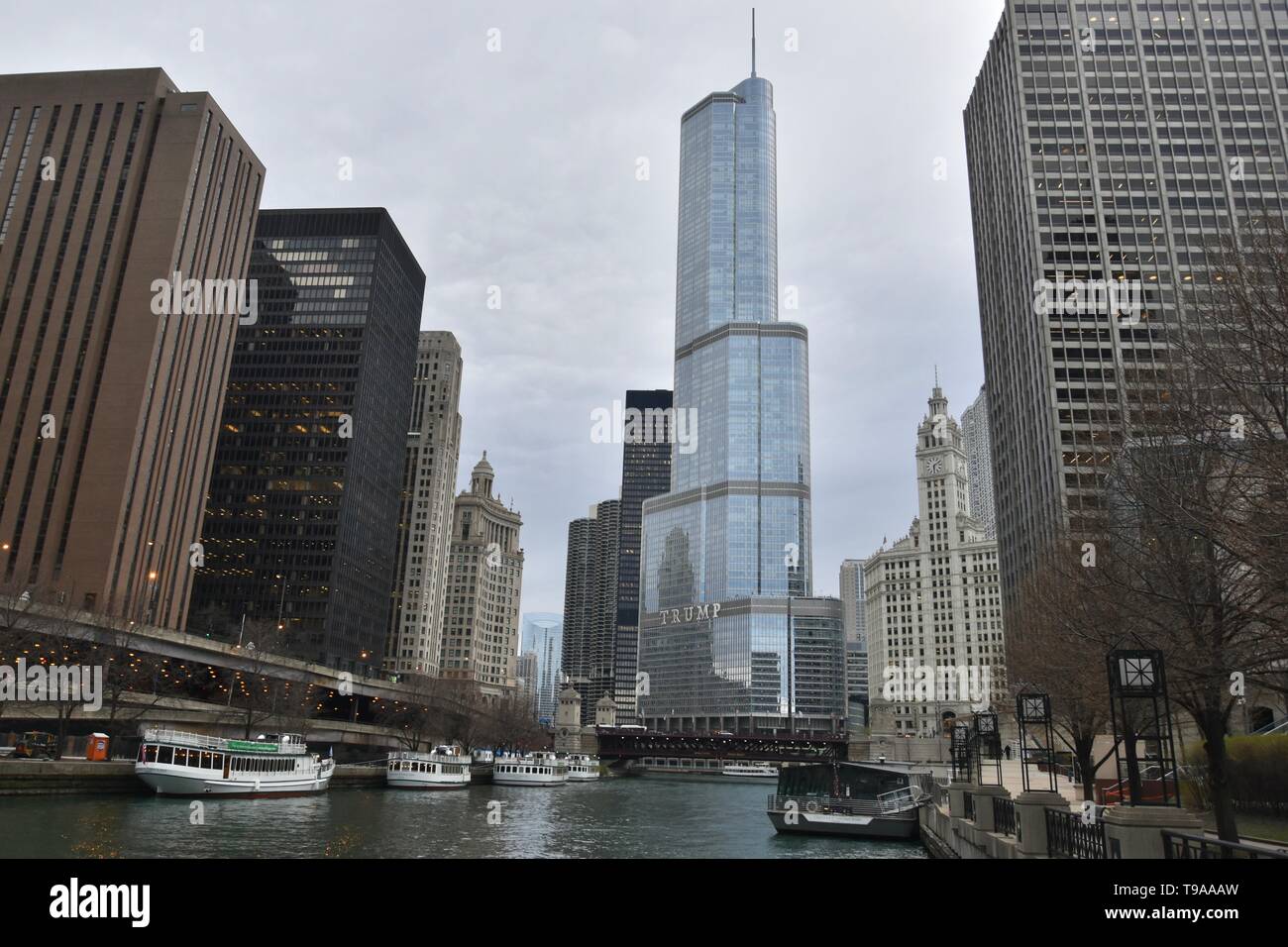 Chicago's Iconic Wrigley Gebäude entlang des Chicago River in der Nähe von North Seite gegenüber der Chicago Tribune Gebäude auf der Magnificent Mile, IL Stockfoto