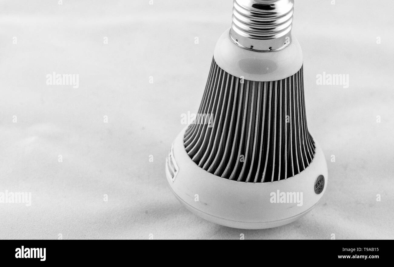 Led-Lampe auf weißem Hintergrund. Stockfoto